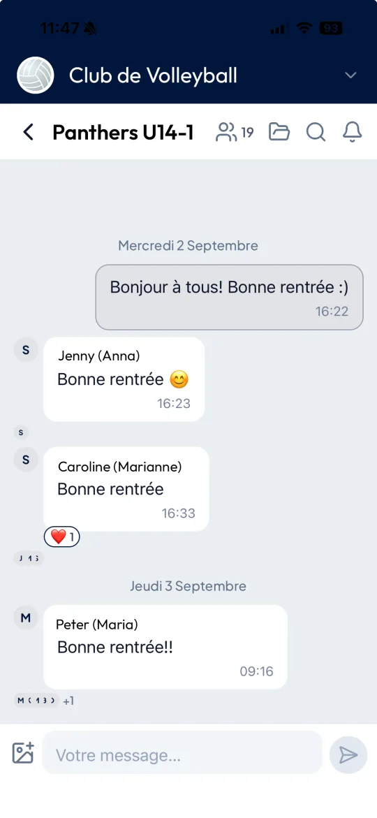 Fil de discussion d'une équipe dans l'application CoolPlay, avec les réactions et le champ de message.