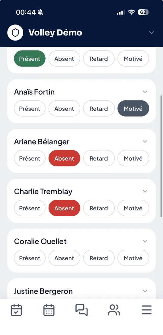 Prise de présences dans l'application CoolPlay : chaque athlète avec les boutons Présent, Absent, Retard et Motivé.